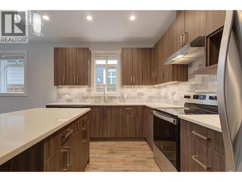 756 Glenwood Avenue Unit# 1, Kelowna, BC - Indoor Photo Showing Kitchen With Upgraded Kitchen
