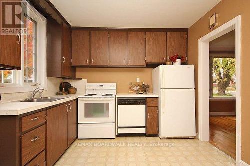 209 Knox Crescent, Ottawa, ON - Indoor Photo Showing Kitchen With Double Sink