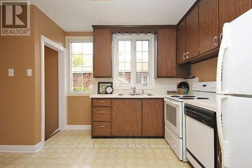 209 Knox Crescent, Ottawa, ON - Indoor Photo Showing Kitchen With Double Sink