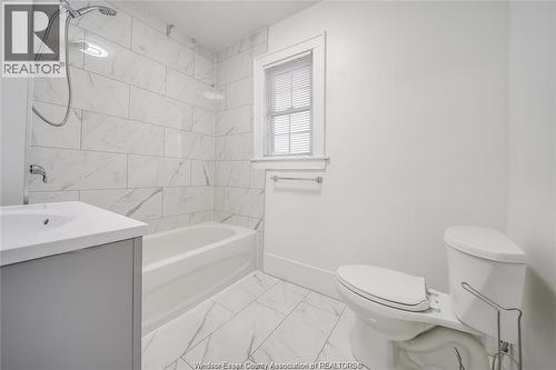 1691 Dougall, Windsor, ON - Indoor Photo Showing Bathroom