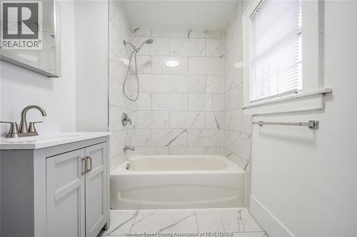 1691 Dougall, Windsor, ON - Indoor Photo Showing Bathroom