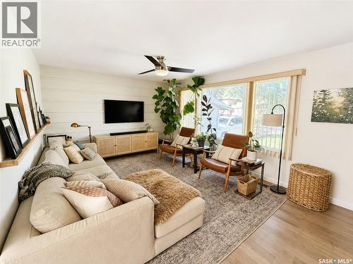 386 4Th Street E, Shaunavon, SK - Indoor Photo Showing Living Room