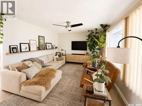386 4Th Street E, Shaunavon, SK - Indoor Photo Showing Living Room