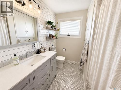 386 4Th Street E, Shaunavon, SK - Indoor Photo Showing Bathroom