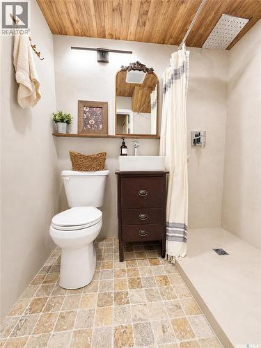 386 4Th Street E, Shaunavon, SK - Indoor Photo Showing Bathroom