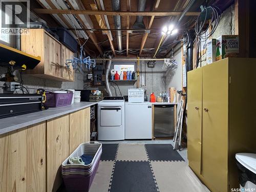 386 4Th Street E, Shaunavon, SK - Indoor Photo Showing Laundry Room