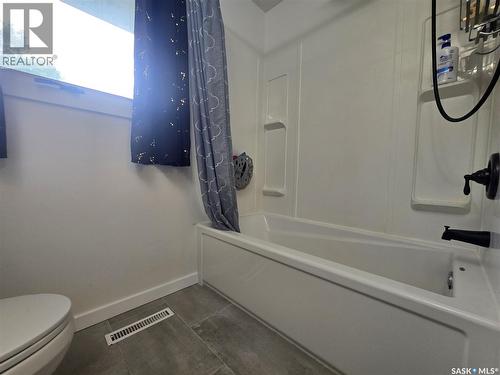 98 13Th Street, Weyburn, SK - Indoor Photo Showing Bathroom