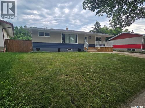 98 13Th Street, Weyburn, SK - Outdoor