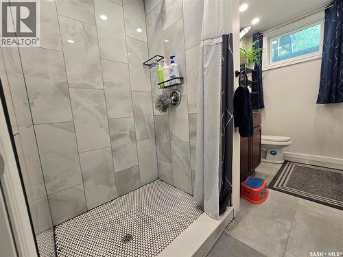 98 13Th Street, Weyburn, SK - Indoor Photo Showing Bathroom