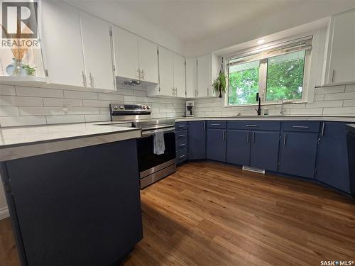 98 13Th Street, Weyburn, SK - Indoor Photo Showing Kitchen