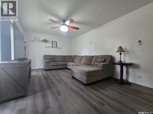 98 13Th Street, Weyburn, SK - Indoor Photo Showing Living Room