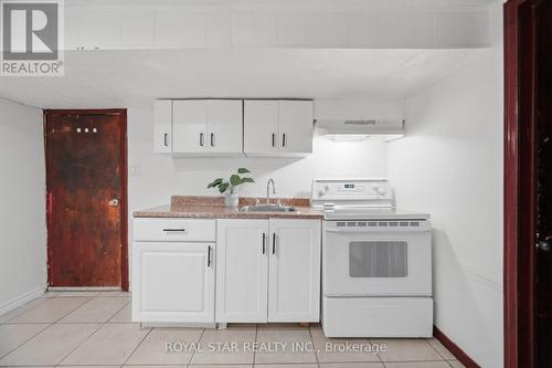 147 Grace Avenue, Hamilton, ON - Indoor Photo Showing Kitchen