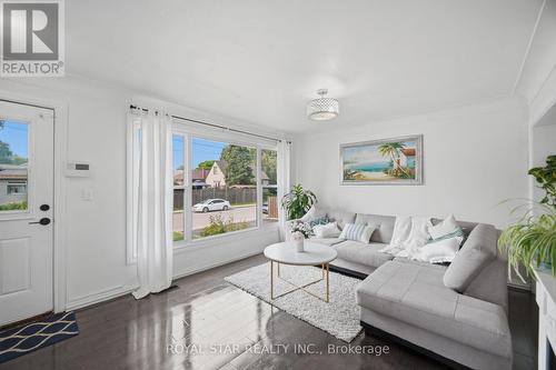 147 Grace Avenue, Hamilton, ON - Indoor Photo Showing Living Room