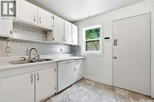 927 4Th Avenue N, Saskatoon, SK - Indoor Photo Showing Kitchen With Double Sink