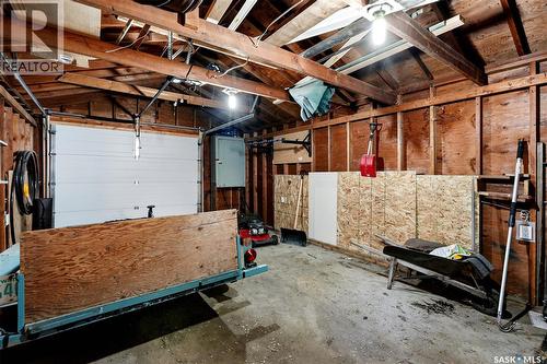 927 4Th Avenue N, Saskatoon, SK - Indoor Photo Showing Garage