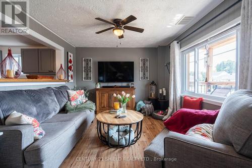 813 York Street, Cornwall, ON - Indoor Photo Showing Living Room