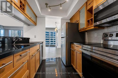 1602 - 77 Harbour Square, Toronto, ON - Indoor Photo Showing Kitchen