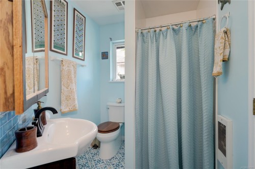 2165 Maple Ave, Sooke, BC - Indoor Photo Showing Bathroom