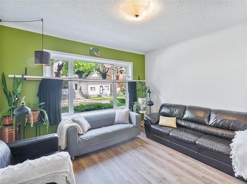518 Young St, Winnipeg, MB - Indoor Photo Showing Living Room