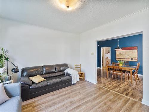 518 Young St, Winnipeg, MB - Indoor Photo Showing Living Room