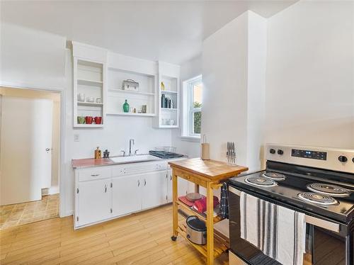 518 Young St, Winnipeg, MB - Indoor Photo Showing Kitchen