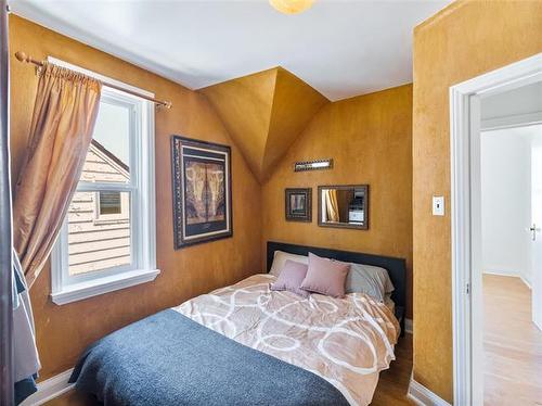 518 Young St, Winnipeg, MB - Indoor Photo Showing Bedroom