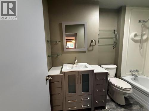 320 4 Avenue S, Cranbrook, BC - Indoor Photo Showing Bathroom