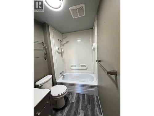 320 4 Avenue S, Cranbrook, BC - Indoor Photo Showing Bathroom