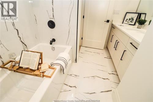 654 Lily Mac, Windsor, ON - Indoor Photo Showing Bathroom