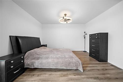 33 Maitland Drive, Winnipeg, MB - Indoor Photo Showing Bedroom