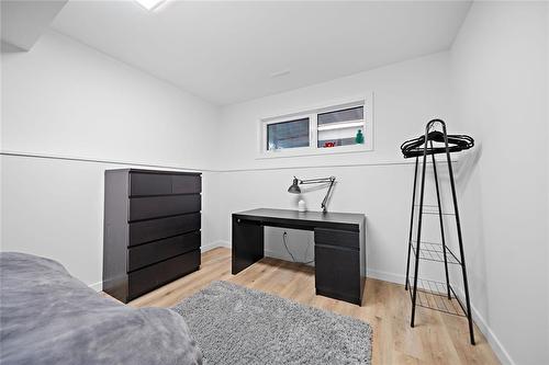 33 Maitland Drive, Winnipeg, MB - Indoor Photo Showing Bedroom