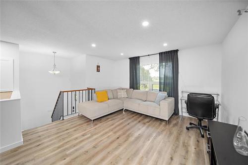 33 Maitland Drive, Winnipeg, MB - Indoor Photo Showing Living Room