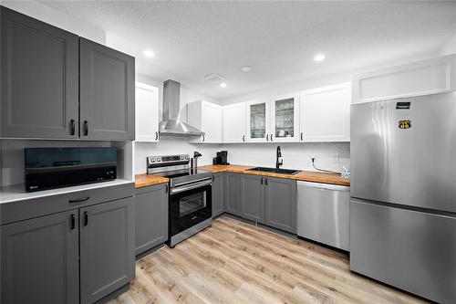 33 Maitland Drive, Winnipeg, MB - Indoor Photo Showing Kitchen