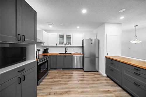 33 Maitland Drive, Winnipeg, MB - Indoor Photo Showing Kitchen