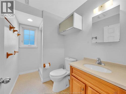 2929 Donnelly, Windsor, ON - Indoor Photo Showing Bathroom