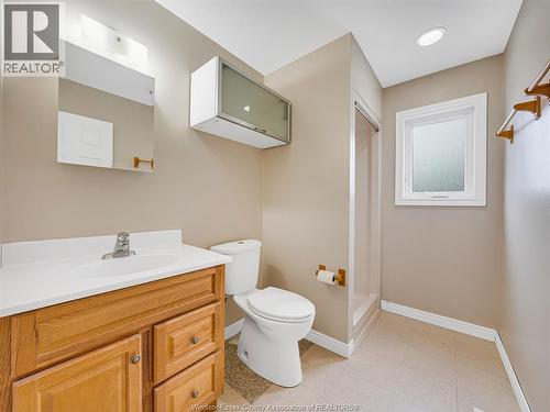 2929 Donnelly, Windsor, ON - Indoor Photo Showing Bathroom