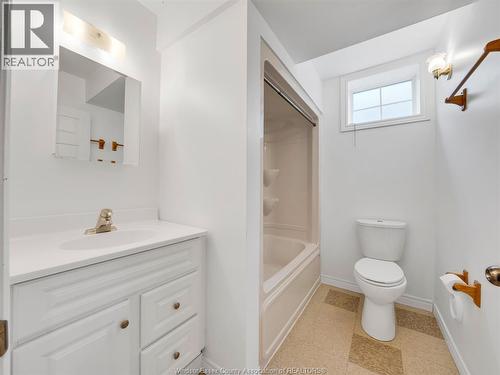 2929 Donnelly, Windsor, ON - Indoor Photo Showing Bathroom