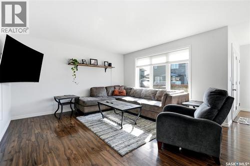 668 Lehrer Crescent, Saskatoon, SK - Indoor Photo Showing Living Room