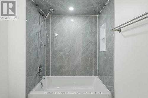 448 Stone Church Road E, Hamilton, ON - Indoor Photo Showing Bathroom