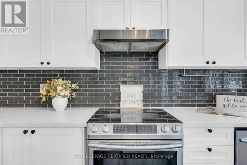 5890 Tampico Way, Mississauga, ON - Indoor Photo Showing Kitchen