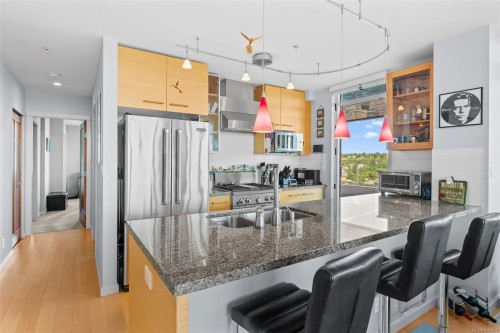 #805-38 Front St, Nanaimo, BC - Indoor Photo Showing Kitchen With Upgraded Kitchen