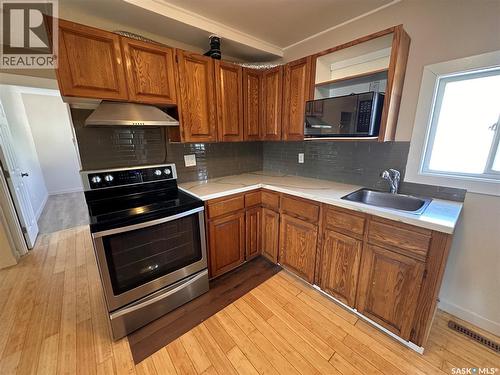 1106 10Th Avenue E, Regina, SK - Indoor Photo Showing Kitchen