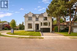 7 KNOLLVIEW CRESCENT Toronto, ON M2K 2C9