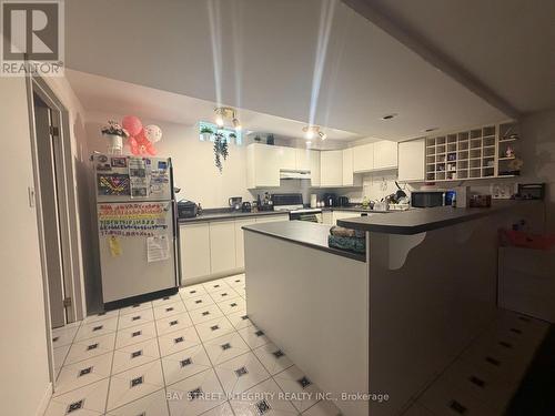 5110 Nishga Court, Mississauga, ON - Indoor Photo Showing Kitchen
