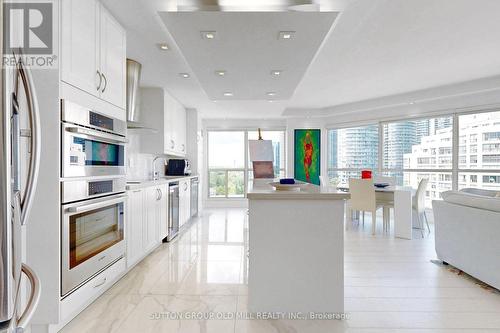 1307 - 2267 Lake Shore Boulevard W, Toronto, ON - Indoor Photo Showing Kitchen With Upgraded Kitchen