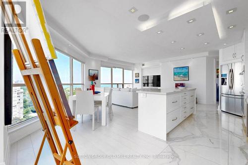 1307 - 2267 Lake Shore Boulevard W, Toronto, ON - Indoor Photo Showing Kitchen