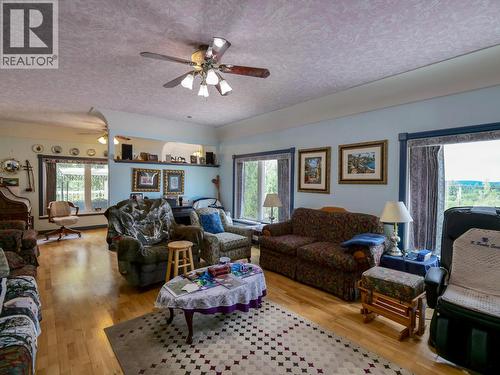 5175 Baker-Kersley Road, Quesnel, BC - Indoor Photo Showing Living Room