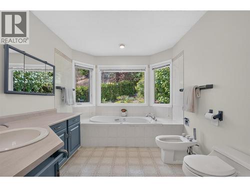 Primary bedroom ensuite - 602 Glenmeadows Road, Kelowna, BC - Indoor Photo Showing Bathroom