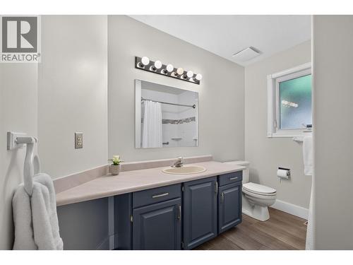 Secondary full bathroom on the main level - 602 Glenmeadows Road, Kelowna, BC - Indoor Photo Showing Bathroom