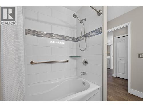 Secondary full bathroom on the main level with tub/shower - 602 Glenmeadows Road, Kelowna, BC - Indoor Photo Showing Bathroom